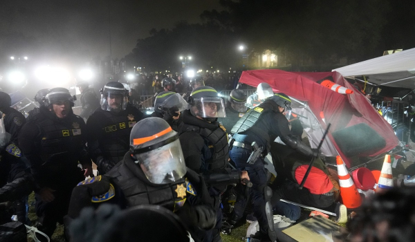 Εισβολή της αστυνομίας στο UCLA: Συγκρούσεις με φοιτητές - Εποχές Βιετνάμ στα πανεπιστήμια των ΗΠΑ (Βίντεο, Εικόνες)