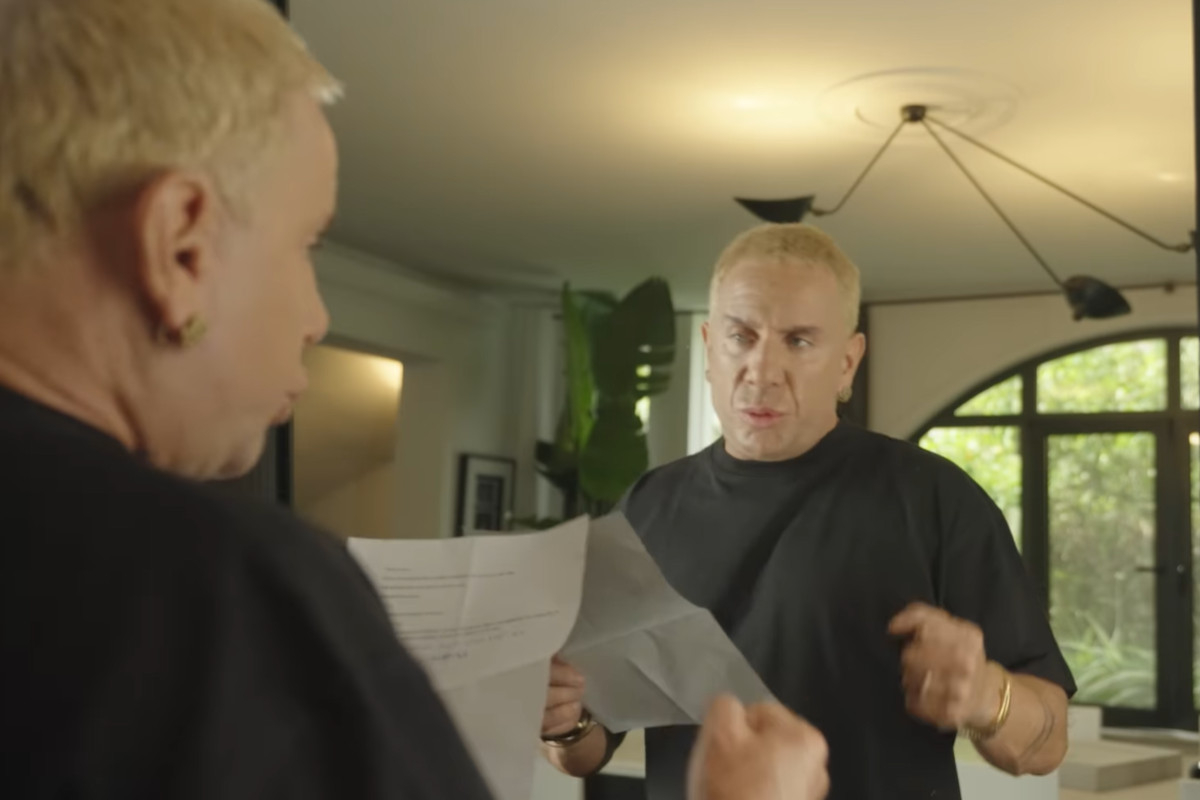Επικό βίντεο: Ο Μαζωνάκης τραγουδά «Du Hast» ενόψει της συναυλίας των Rammstein στην Ελλάδα