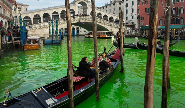 Πράσινα και κόκκινα ξανά τα νερά στο Μεγάλο Κανάλι της Βενετίας (Βίντεο)